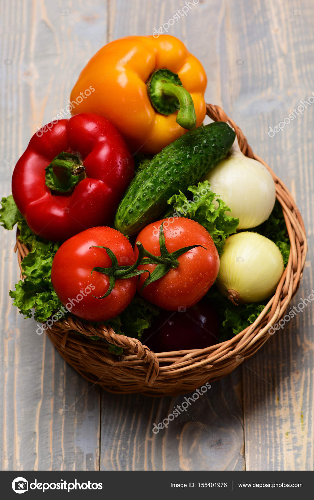 Légumes dans panier en bois vintage bleu, concept eco food ...