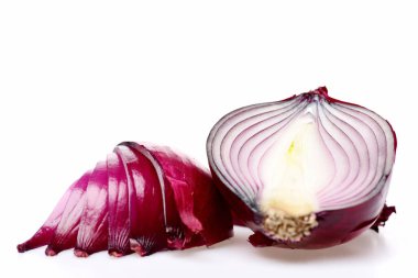 Kırmızı soğan ikiye bölünmüş ve dilimlenmiş kabuğu ile çeyrek