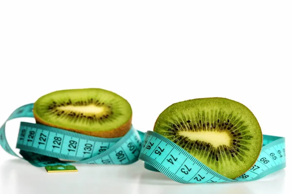 Helften van verse kiwi fruit liggend op het blauwe naaien centimeter — Stockfoto