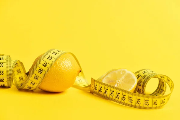 Santé des hommes concept. citron avec ruban à mesurer — Photo
