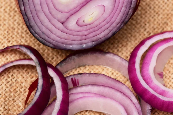 Rote Zwiebelscheiben und die Hälfte des Gemüses auf einem Sacktuch — Stockfoto
