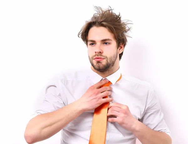 Καυκάσιος macho σε όξινο πορτοκαλί γραβάτα — Φωτογραφία Αρχείου