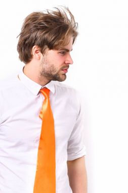 Kafkasyalı turuncu kravatlı maço.