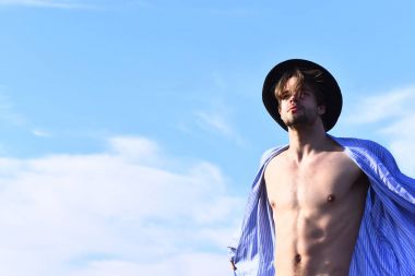 Mavi çizgili pijamalı beyaz maço.