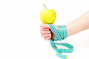 Bilek ölçmek için teyp ve el ile yeşil elma