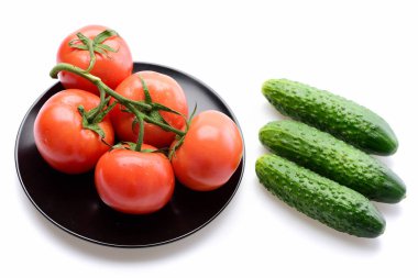 Fitness kavramı, salatalık domates üzerinde beyaz izole plaka ile