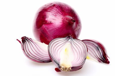 Yarım ve çeyrek kırmızı soğan ile birlikte tüm sebze