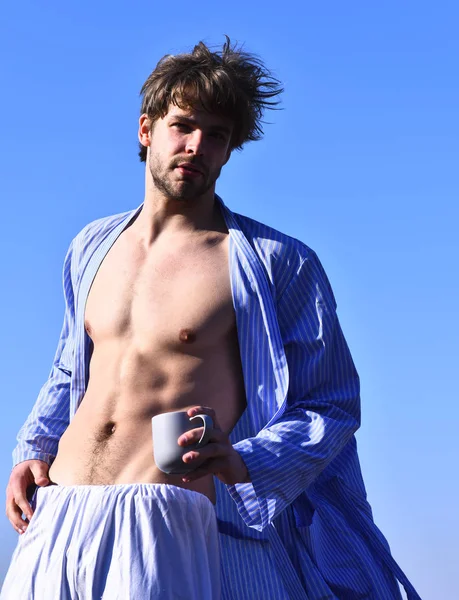 Macho caucasien en pyjama rayé bleu — Photo
