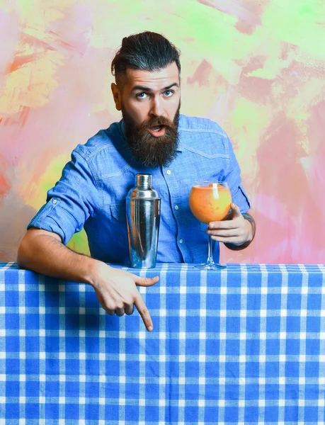 Brutal caucásico hipster haciendo tropical alcohol fresco cocktai — Foto de Stock