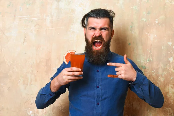 Brutal hipster holding tropical alcoholic fresh cocktail — Stock Photo, Image