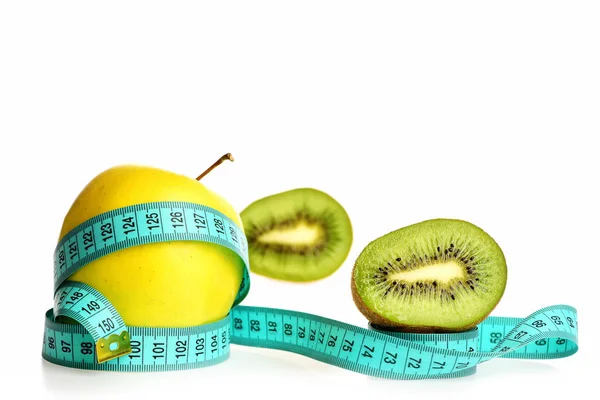 Apple verpakt in heldere blauwe maatregel tape vlak bij kiwi fruit — Stockfoto