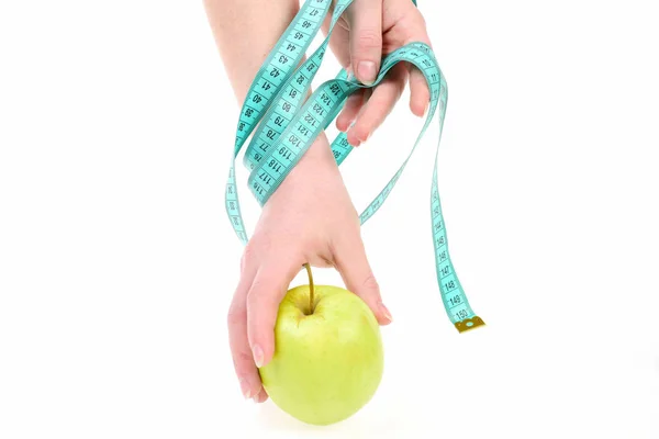Mãos enroladas com fita métrica e maçã verde madura — Fotografia de Stock