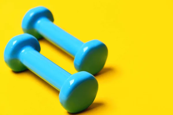 Barbell ou dumbbellson amarelo, conceito de fitness — Fotografia de Stock