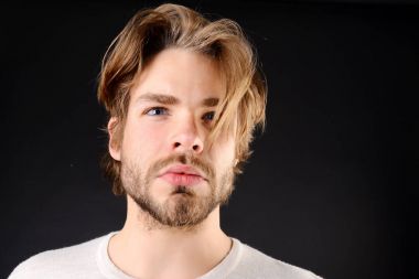 Seksi maço kısa sakal, bıyık ve sarı saçlar