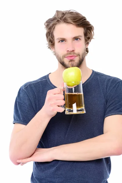 Jabłko koloru zielonego i szklanka piwa w ręku człowieka — Zdjęcie stockowe