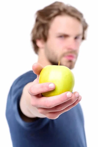 Manzana de color verde en atractiva mano caucásica de hombre — Foto de Stock