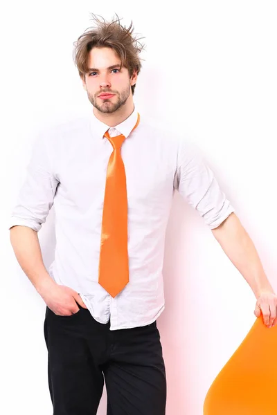 Macho caucasien en cravate acide orange — Photo