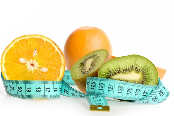 Helften van Oranje en kiwi fruit op blauwe naaien centimeter — Stockfoto