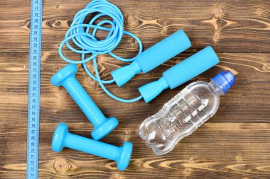 Spor yaşam tarzı konsepti ile su şişesi, halat ve halter atlama