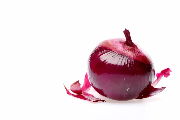 Zwiebeln in lila Farbe halb geschält und isoliert auf weiß — Stockfoto