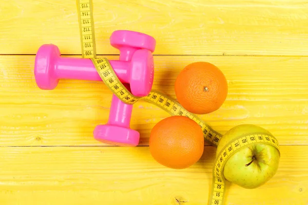 Sağlık ve spor salonu konsept, teyp, meyve ölçme ile Halter ağırlık