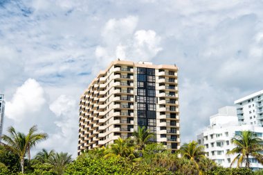 Beyaz bulutların üstünde mavi gökyüzü ile şehir manzarası