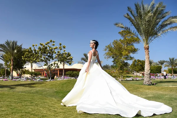 Belle femme en robe de mariée blanche, maquillage à la mode et cheveux — Photo