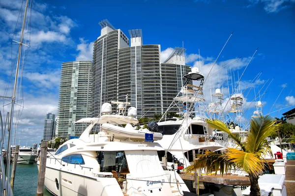 Marina com iate em Miami Beach, Flórida, EUA — Fotografia de Stock