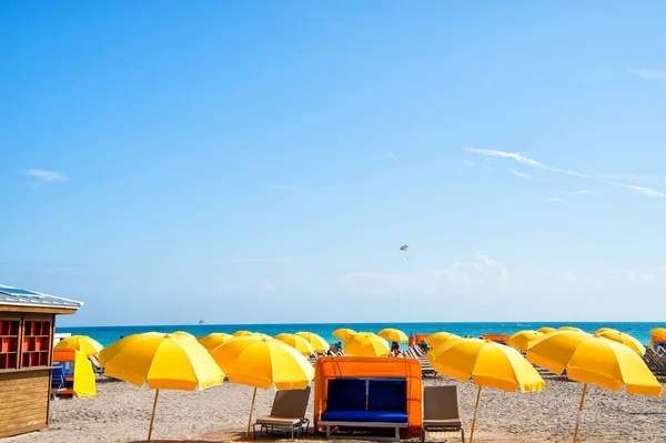 Umbrella and chair on white sand at blue sea — Stock Photo, Image