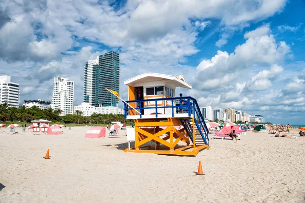 Öppet torn av trä med badvakt man patrullerar stranden — Stockfoto
