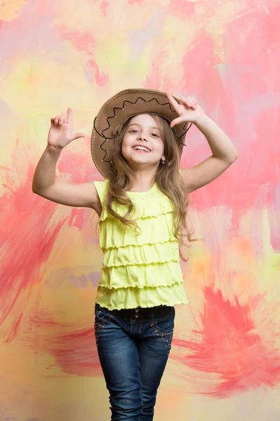 Šťastné dítě nebo usměvavá holčička v kovbojském klobouku — Stock fotografie
