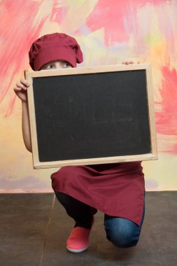 Bebek, çocuk afiş tahta mutfak veya restoran arkasında