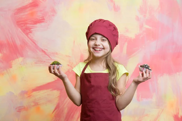 아이, 행복 한 여자 요리사 빨간색 요리사 모자, 앞치마 — 스톡 사진
