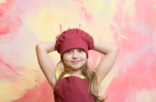 요리사 아이, 빨간 요리사 모자에 행복 소녀 요리 앞치마 — 스톡 사진