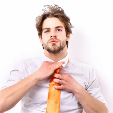 Kafkasyalı turuncu kravatlı maço.