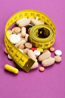 Şal etrafında çeşitli hapları avuç ölçme bant