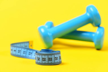 seçici odak sarı bant ölçme ile Halter