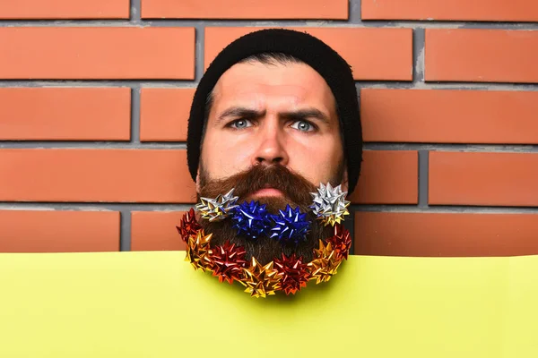 Бородатий чоловік, жорстокий кавказький серйозний хіпстер із зірками подарункових прикрас — стокове фото