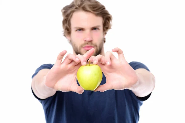 Seksi beyaz erkek elinde yeşil sulu elma — Stok fotoğraf