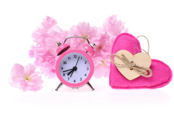 Букет квітів сакури, рожевий будильник і серце ручної роботи — стокове фото