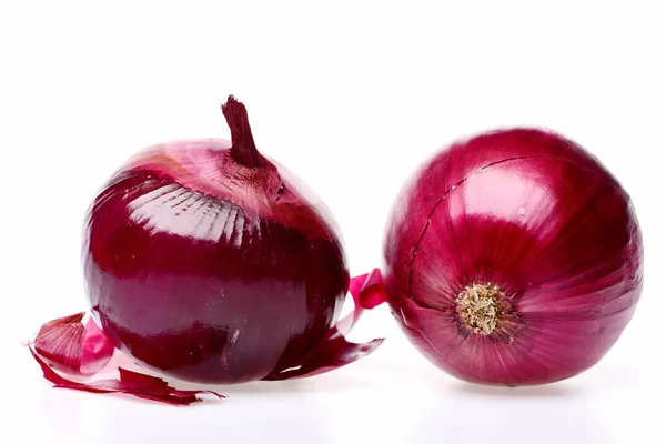 Rote Zwiebeln mit etwas Schale darunter isoliert auf weiß — Stockfoto