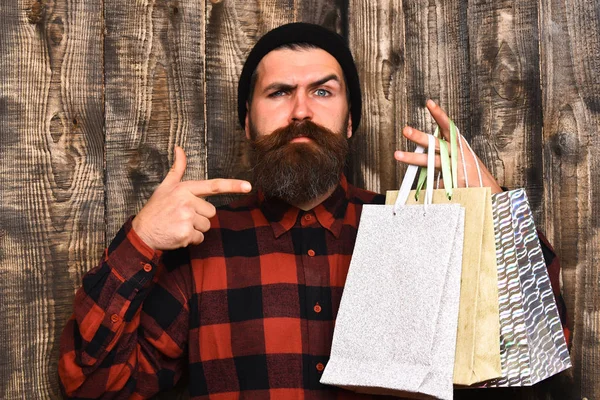 Бородатый брутальный кавказский хипстер с усами, держащий покупки. — стоковое фото
