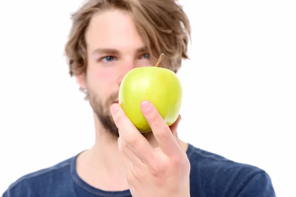 Appel van groene kleur in blanke mans hand — Stockfoto