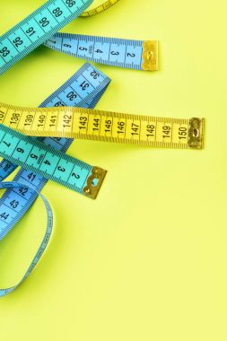 Kasetleri limon, turkuaz ve mavi renklerde ölçmek