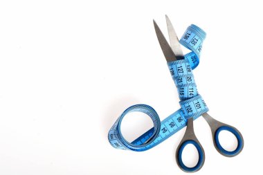 Mavi bant ölçme kıvrılmış ve metal makas sarılı