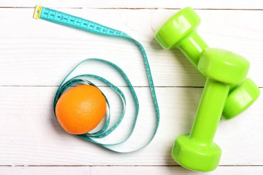 Teyp ve plastik yeşil halter ölçme mavi turuncu meyve