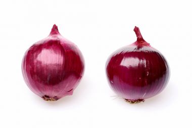 Düet soyulmuş ve unpeeled bütün kırmızı soğan