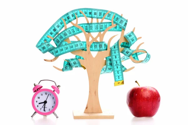 アップル、ピンクの目覚まし時計、装飾的な木製のツリー — ストック写真