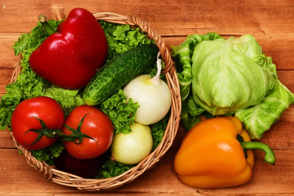 Markt concept, groenten, blad van sla, tomaten, uien, paprika, komkommer, kool — Stockfoto