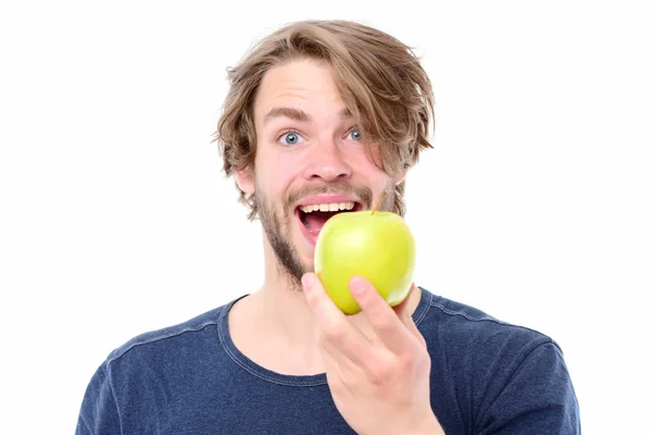 Hombre con cara sonriente feliz expresión sostiene jugosa manzana verde — Foto de Stock